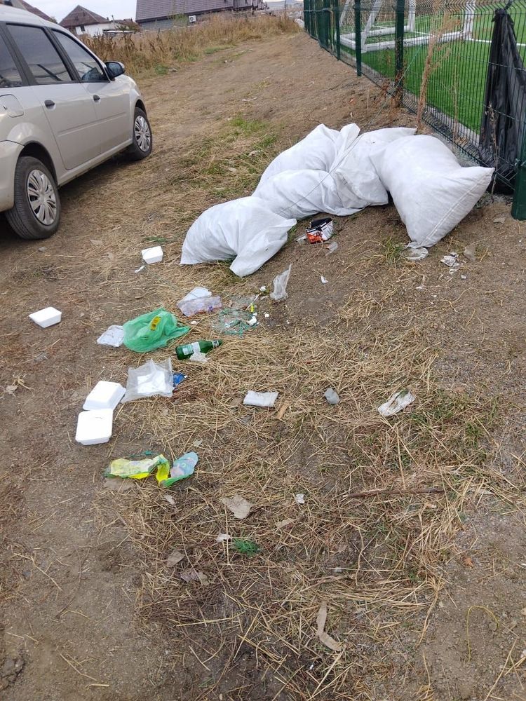 Рядом с футбольной площадкой был обнаружен незаконный выброс мусора